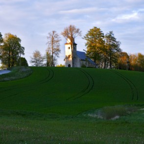Vecpils katoļu baznīca kalna galā Vecpils katoļu baznīca kalna galā