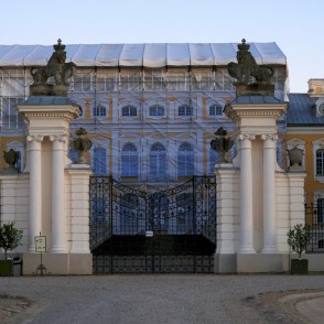 Ieejas vārti Rundāles pils pagalmā Ieejas vārti Rundāles pils pagalmā