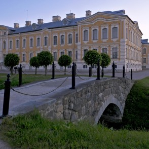 Skats uz Rundāles pili, tiltiņš pār kanālu Skats uz Rundāles pili, tiltiņš pār kanālu