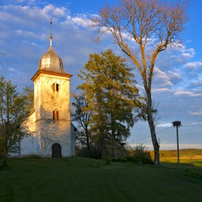 Vecpils katoļu baznīca vakara gaismās Vecpils katoļu baznīca vakara gaismās