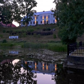 Aizputes Jaunā Pilsmuiža naktī Aizputes Jaunā Pilsmuiža naktī