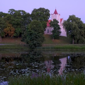 Skats uz Aizputes Svētā Jāņa luterāņu baznīcu naktī Skats uz Aizputes Svētā Jāņa luterāņu baznīcu naktī