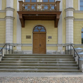 Kuldīgas novada pašvaldības ēkas ieejas portāls Kuldīgas novada pašvaldības ēkas ieejas portāls