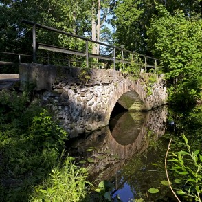 Tilts pār Sidrabi Lielplatones muižas parkā Tilts pār Sidrabi Lielplatones muižas parkā