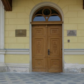 Kuldīgas novada pašvaldības ēkas ieejas portāls Kuldīgas novada pašvaldības ēkas ieejas portāls