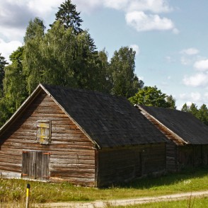 Senas guļbaļķu ēkas Rendas pagasta Ezeros Senas guļbaļķu ēkas Rendas pagasta Ezeros