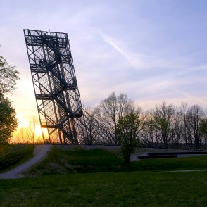 Kuldīgas skatu tornis saulrietā Kuldīgas skatu tornis saulrietā