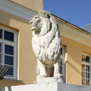 Lauvas skulptūra pie Bruknas muižas Lauvas skulptūra pie Bruknas muižas