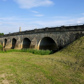 Akmens mūra tilts pār Abavu Kandavā Akmens mūra tilts pār Abavu Kandavā