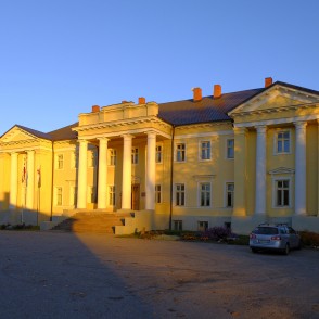 Marinzejas muiža rudens rīta gaismā Marinzejas muiža rudens rīta gaismā