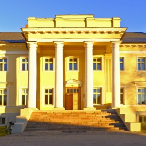 Marinzejas muižas centrālā fasāde Marinzejas muižas centrālā fasāde