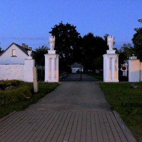 Viļānu katoļu baznīcas vārti naktī Viļānu katoļu baznīcas vārti naktī