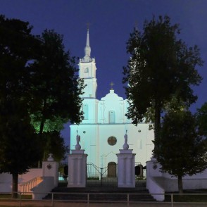 Viļānu katoļu baznīca naktī Viļānu katoļu baznīca naktī