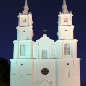 Viļānu Svētā Erceņģeļa Miķeļa Romas katoļu baznīca naktī Viļānu Svētā Erceņģeļa Miķeļa Romas katoļu baznīca naktī