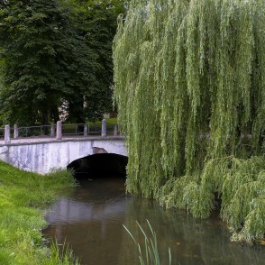 Tilts pār Alekšupīti blakus Sv. Katrīnas baznīcai Tilts pār Alekšupīti blakus Sv. Katrīnas baznīcai