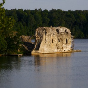 Kokneses pilsdrupas skatā no Pērses Kokneses pilsdrupas skatā no Pērses