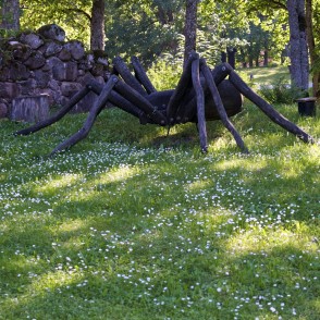 Biksēres muižas parks ar zirnekļa skulptūru Biksēres muižas parks ar zirnekļa skulptūru