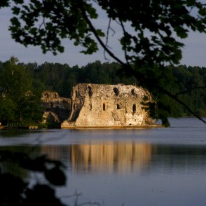 Kokneses pilsdrupas skatā no Pērses Kokneses pilsdrupas skatā no Pērses