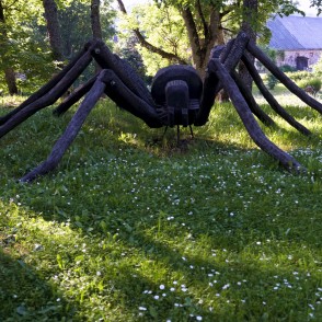 Biksēres muižas parks ar zirnekļa skulptūru Biksēres muižas parks ar zirnekļa skulptūru