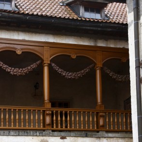 Koka margu māksliniecisks veidojums Dundagas pilī Koka margu māksliniecisks veidojums Dundagas pilī