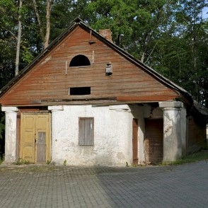 Ēka Vecbebru muižas kompleksā Ēka Vecbebru muižas kompleksā