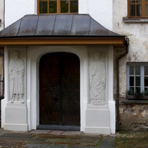 Ieejas portāls Dundagas pils iekšpagalmā Ieejas portāls Dundagas pils iekšpagalmā