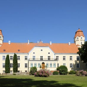 Muižas kungu māja – pils Muižas kungu māja – pils