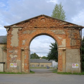 Lielezeres muižas staļļu arkveida vārtu aile Lielezeres muižas staļļu arkveida vārtu aile