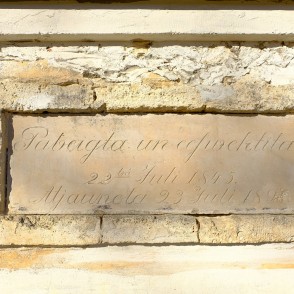 Uzraksts uz Vecpiebalgas luterāņu baznīcas sienas Uzraksts uz Vecpiebalgas luterāņu baznīcas sienas