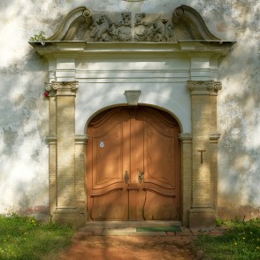 Popes luterāņu baznīcas ieejas portāls Popes luterāņu baznīcas ieejas portāls