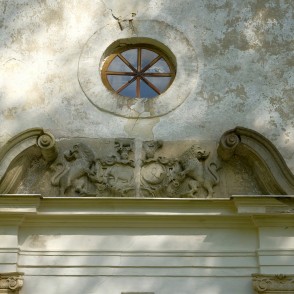 Bēru dzimtas ģerboņi virs Popes baznīcas ieejas portāla Bēru dzimtas ģerboņi virs Popes baznīcas ieejas portāla