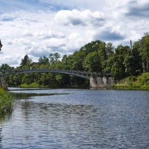 Arkveida gājēju tilts pār Ogres upi Arkveida gājēju tilts pār Ogres upi