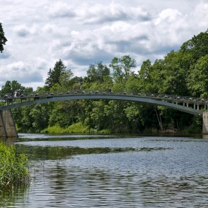 Arkveida gājēju tilts pār Ogres upi Arkveida gājēju tilts pār Ogres upi