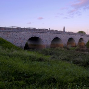 Akmens mūra tilts pār Abavu Kandavā Akmens mūra tilts pār Abavu Kandavā