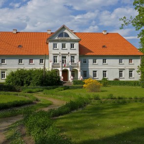 Popes pils centrālā fasāde Popes pils centrālā fasāde