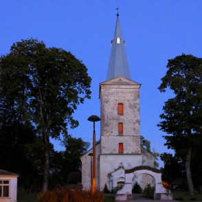 Dundagas luterāņu baznīca naktī Dundagas luterāņu baznīca naktī