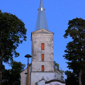 Dundagas luterāņu baznīca naktī Dundagas luterāņu baznīca naktī