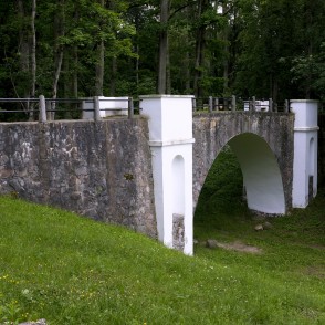 Latvijas garākais akmens mūra gājēju tilts pāri gravai Latvijas garākais akmens mūra gājēju tilts pāri gravai