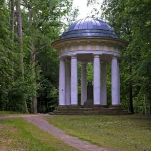 Astoņkolonnu rotonda Durbes pils parkā Astoņkolonnu rotonda Durbes pils parkā