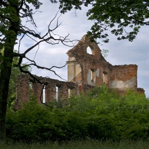 Vecmoku muižas drupas Vecmoku muižas drupas