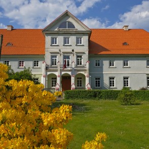 Skats uz Popes pili caur rododendriem Skats uz Popes pili caur rododendriem