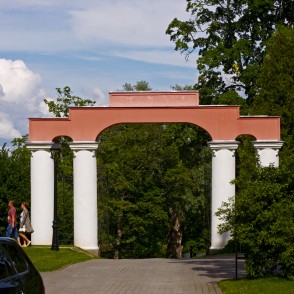 Bīriņu Pils vārti Bīriņu Pils vārti