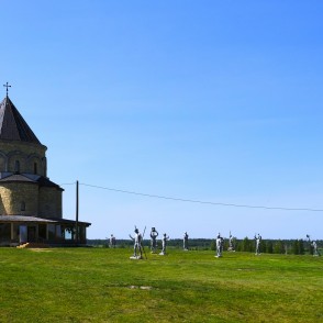 Bruknas Svēto Apustuļu kapela un apustuļu skulptūras Bruknas Svēto Apustuļu kapela un apustuļu skulptūras