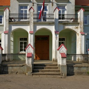 Popes pils ieejas portāls un balkons Popes pils ieejas portāls un balkons