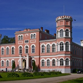 Bīriņu Pils skatā no parka puses Bīriņu Pils skatā no parka puses