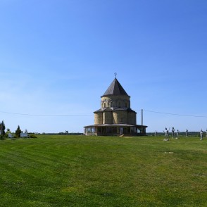 Bruknas Svēto Apustuļu kapela un apustuļu skulptūras Bruknas Svēto Apustuļu kapela un apustuļu skulptūras