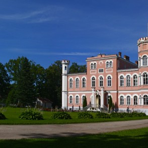 Bīriņu Pils skatā no parka puses Bīriņu Pils skatā no parka puses