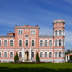 Bīriņu Pils skatā no parka puses Bīriņu Pils skatā no parka puses