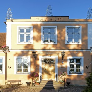 Kukšu muižas kungu mājas centrālā fasāde Kukšu muižas kungu mājas centrālā fasāde