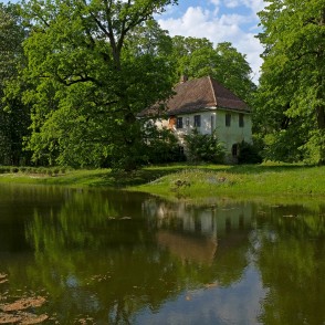 Popes muižas Mednieku namiņš jeb Bruņinieku pils Popes muižas Mednieku namiņš jeb Bruņinieku pils